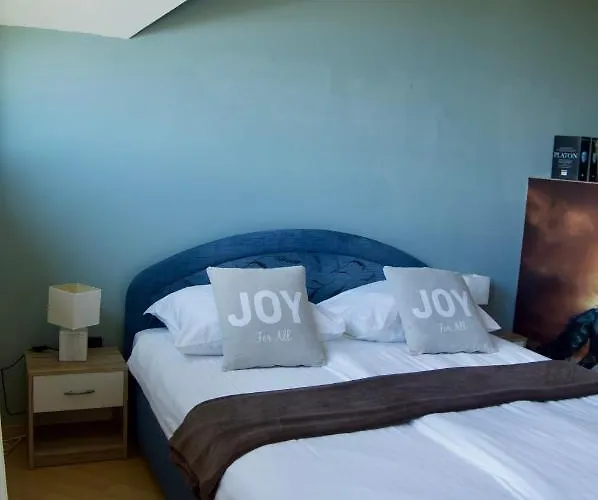 Rudi Hiti's Πανσιόν