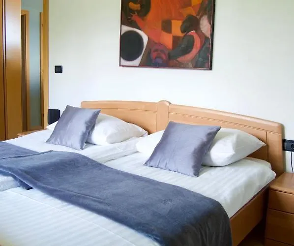 Rudi Hiti's Πανσιόν Μπλεντ